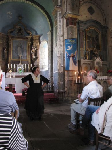 Notre guide dans l'église d'Egliseneuve d'Entraigues Notre guide dans l'église d'Egliseneuve d'Entraigues