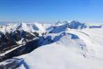 Uitzicht op de Les Chomets skipistes en op de Pan de la Grange afdaling