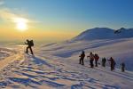 Sneeuwschoenwandelingen terwijl de avond valt