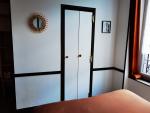 Puy Ferrand - Dans la chambre - porte vers salle de bain
