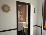 Puy Ferrand - Dans la chambre - porte vers salle de bain