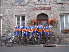 Vététistes devant Les Camélias